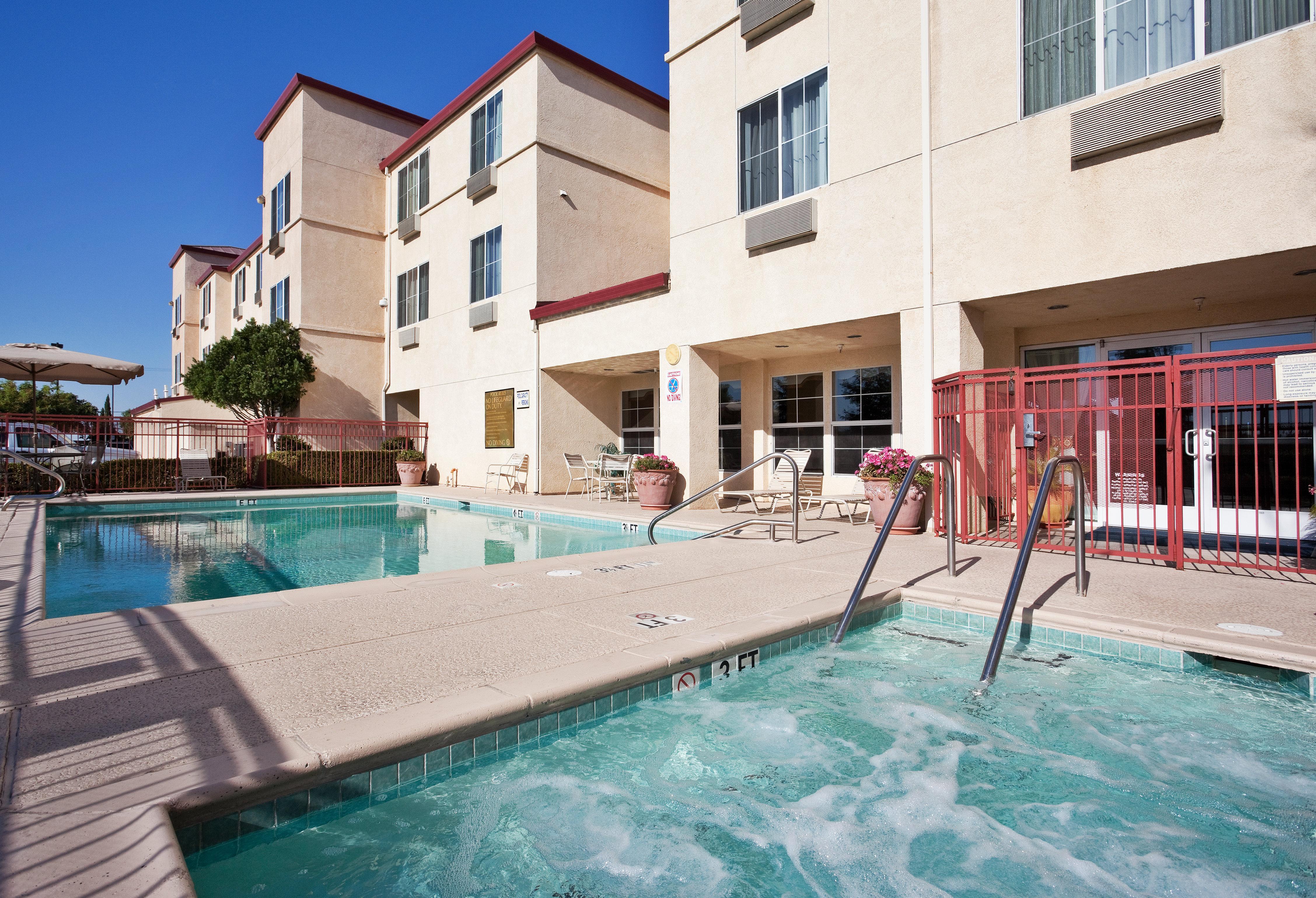 Holiday Inn Express & Suites Tracy By Ihg Екстериор снимка